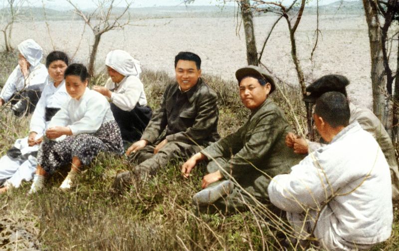 С крестьянами села Вонхва уезда Тэдон. Май 41 года чучхе (1952).