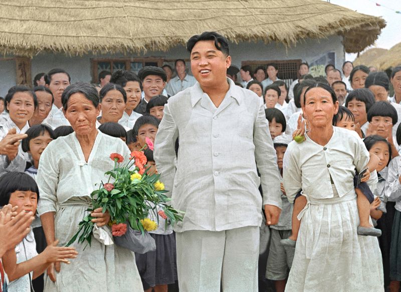 Среди крестьян села Тхэсон уезда Кансо. Август 46 года чучхе (1957).