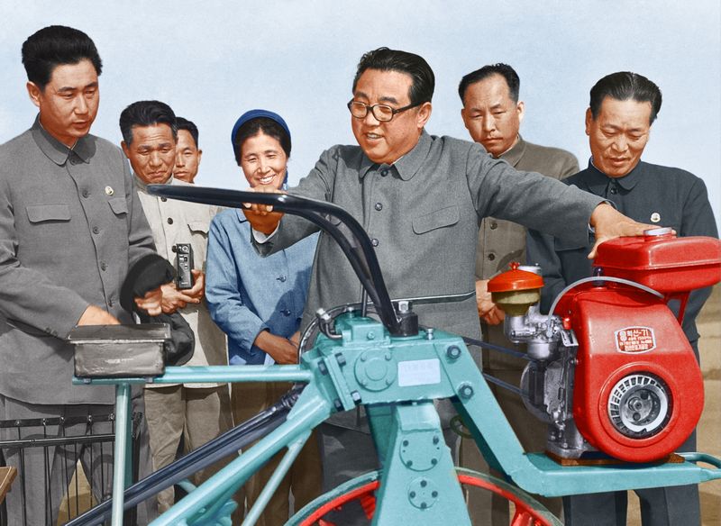 Ким Ир Сен ознакомляется с новой сельхозмашиной. Май 63 года чучхе (1974).