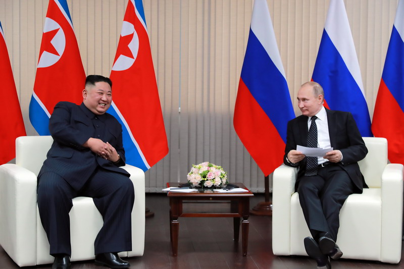 Ким Чен Ын вел конструктивную беседу с В. В. Путиным в дружественной и откровенной обстановке.