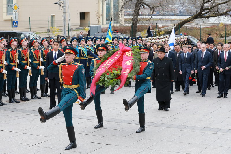 Ким Чен Ын возложил венок к мемориальному комплексу «Боевая слава Тихоокеанского флота».