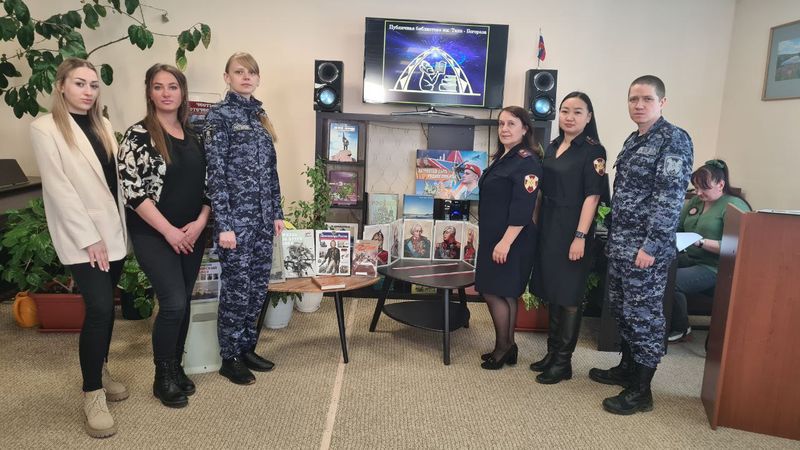 В преддверии Дня России росгвардейцы посетили столичную  библиотеку