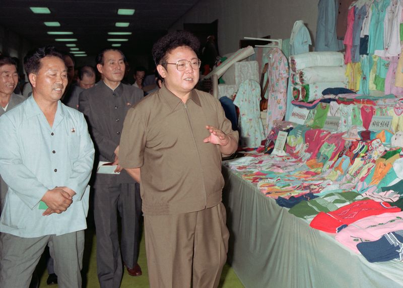 На выставке изделий легкой промышленности в городе Пхеньяне. Август 73 года чучхе (1984).