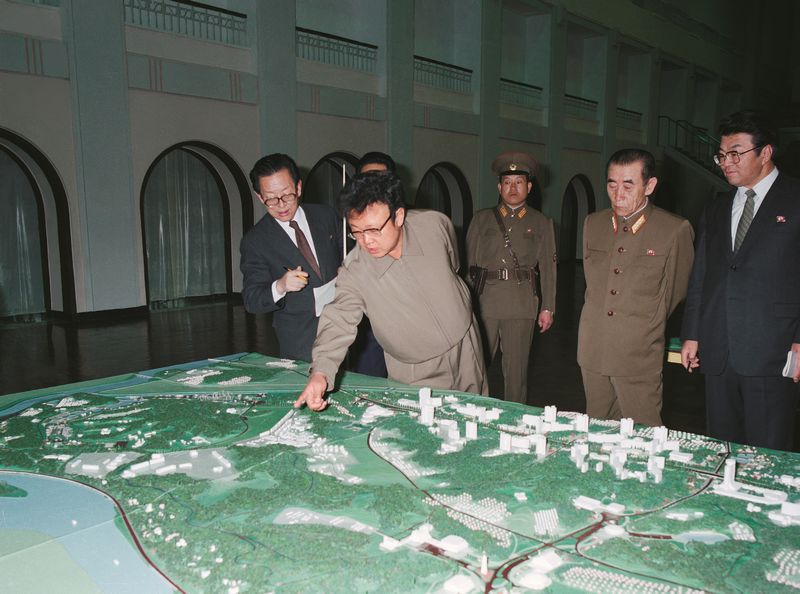 Ким Чен Ир ознакомляется с макетом застройки города Пхеньяна. Март 74 года чучхе (1985).