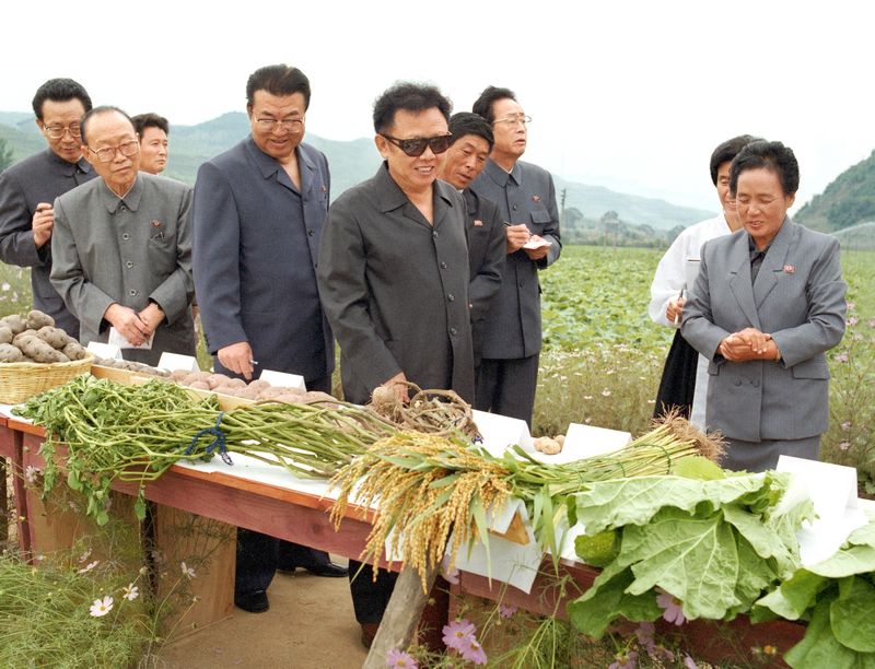 Ким Чен Ир руководит на месте делами сельского хозяйства. Сентябрь 88 года чучхе (1999).