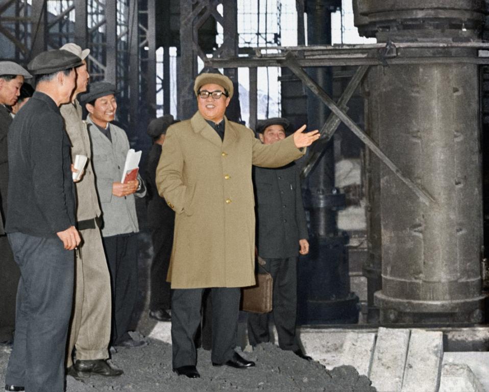 На Кансонском сталелитейном заводе. Ознакомление с прессом с давлением в 6 тыс. тонн, изготовленным собственными силами рабочих Рёнсона. Апрель 1969
года.