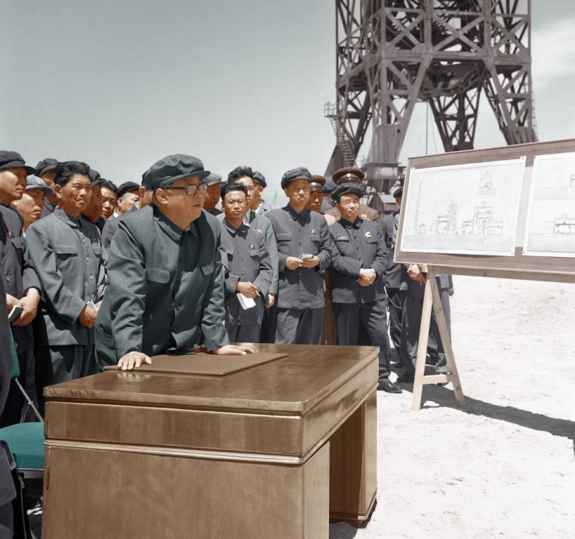 На Металлургическом заводе им. Ким Чака, где идет стройка для расширения производственной мощности. Июнь 1972 года