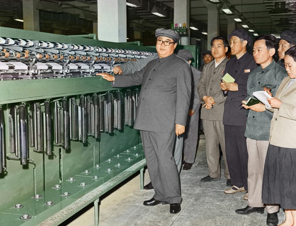 В комплексном цехе по прядению химического волокна Пхеньянского текстильного комбината. Май 1973 года.