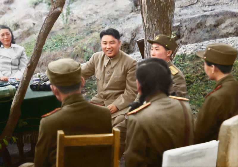 Великий Ким Ир Сен беседует с Героями КНДР и образцовыми бойцами. Июнь 1951 года.