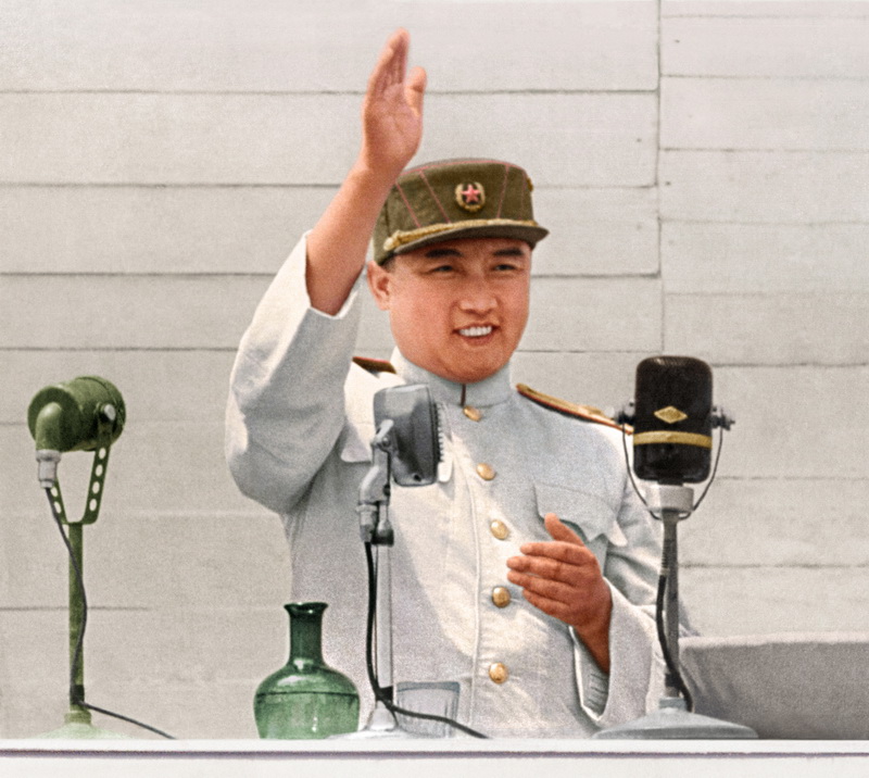 Великий Ким Ир Сен отвечает на приветствие солдат и офицеров героической Народной Армии и народа, одержавших победу в Отечественной освободительной войне. Июль 1953 года.