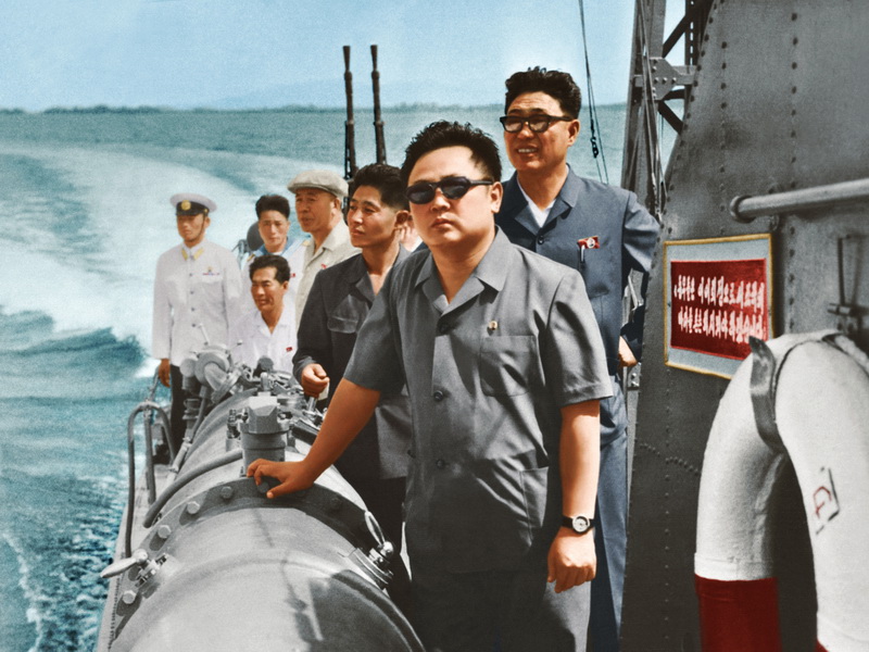 Великий Ким Чен Ир в воинской части ВМС КНА, задержавшей американский вооруженный шпионский корабль «Пуэбло». Август 1973 года.