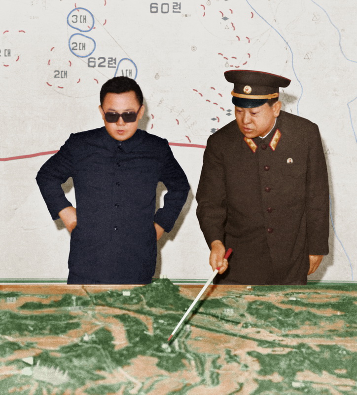 Великий Ким Чен Ир руководит разработкой тактико-оперативных планов против военной провокации американских империалистов. Июнь 1975 года