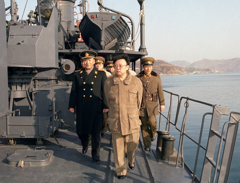 Великий Ким Чен Ир на борту боевого корабля ВМС КНА. Февраль 1995 года.