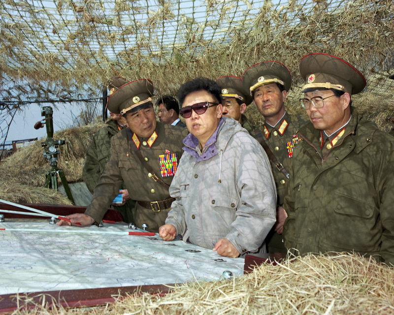 Великий Ким Чен Ир инспектирует воинскую часть КНА. Апрель 1997 года.