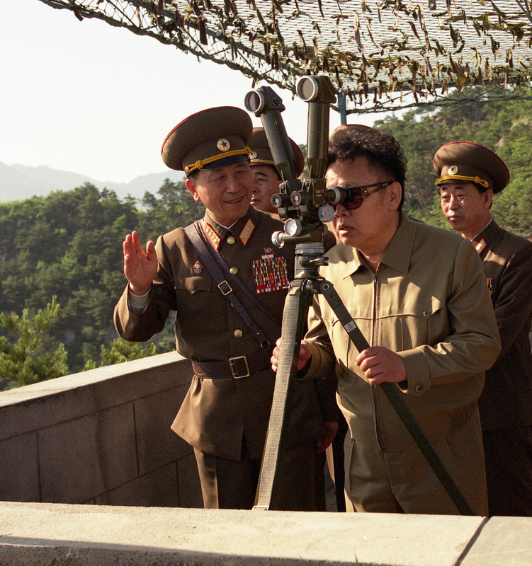 Великий Ким Чен Ир на наблюдательном пункте передовой линии. Июнь 1997 года.