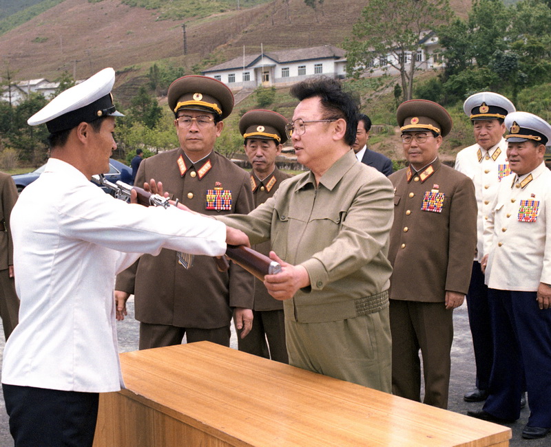 Великий Ким Чен Ир вручает оружие в воинской части ВМС КНА. Июнь 1997 года.