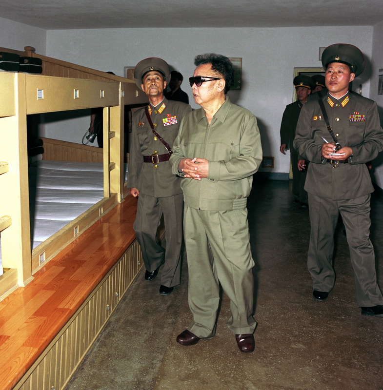 Великий Ким Чен Ир осматривает казарму воинов. Июль 2008 года.