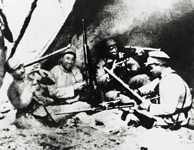 Бойцы КНРА готовятся к бою.