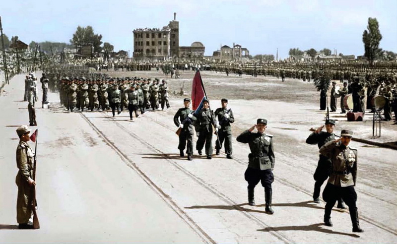 Солдаты и офицеры КНА проходят по площади военного парада с чувством гордости за победу над американскими империалистами. Август 1953 года