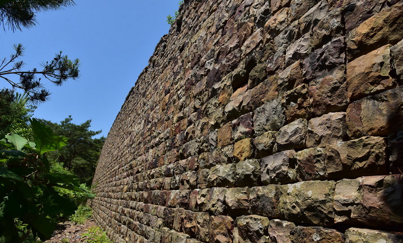 Часть стен Тэсонсанской крепости.