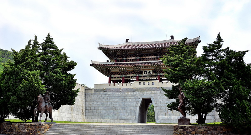 Ворота Нам в Тэсонсанской крепости во время государства Когурё – первого феодального государства Кореи (восстановлены в прежнем виде в сентябре 1978 г.).