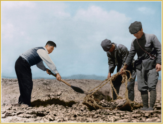Ким Ир Сен первым взял лопату на стройке для изменения русла реки Потхон (май  1946 г.)