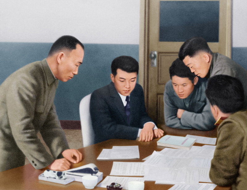 Ким Ир Сен обсуждает проект решения III расширенного заседания Исполкома ЦОК партии. Декабрь 1945 года.