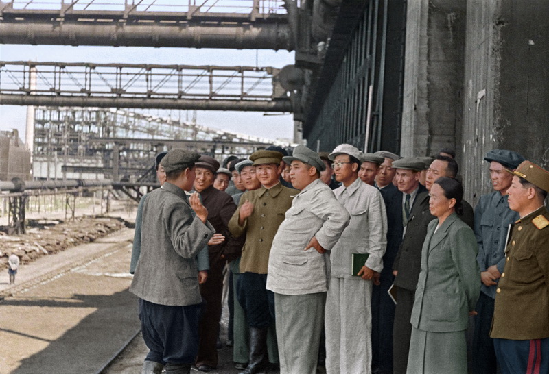 Ким Ир Сен освещает направления восстановления и строительства на Металлургическом заводе им. Ким Чака. Июль 1954 года.