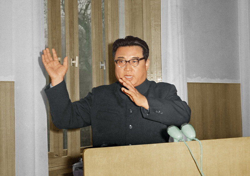 На V Пленуме ЦК ТПК четвертого созыва Ким Ир Сен выдвигает стратегический курс на параллельное ведение экономического и оборонного строительства. Декабрь 1962 года.