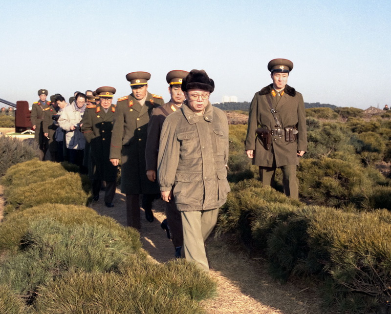 Ким Чен Ир инспектирует заставу в сосновом бору. Январь 1995 года.