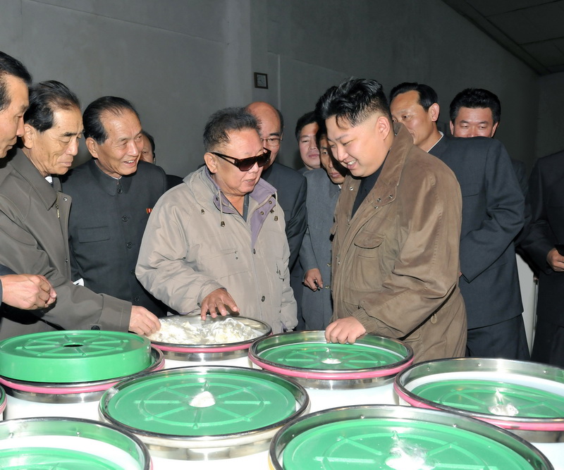 Ким Чен Ир и Ким Чен Ын в Виналоновом объединении «8 февраля». Октябрь 2011 года.