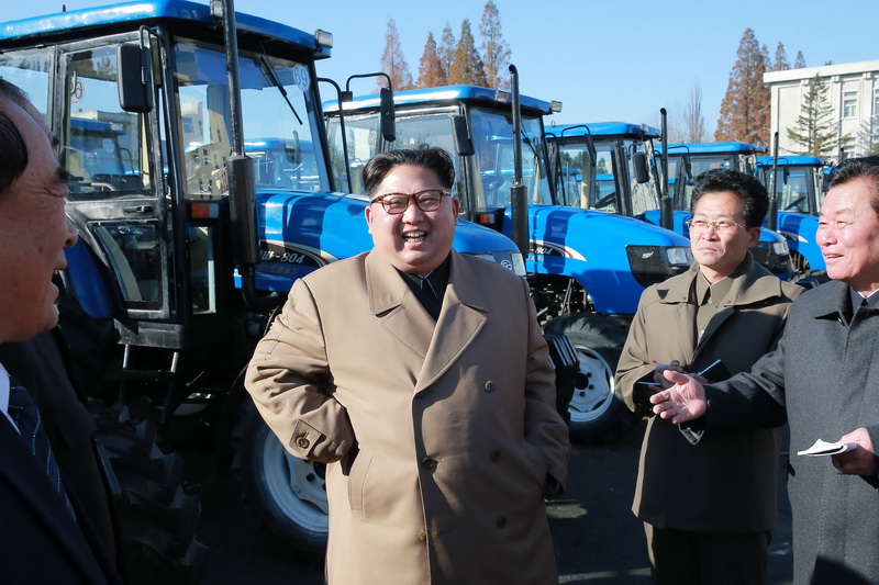 Ким Чен Ын на Кымсонском тракторном заводе. Ноябрь 2017 года.