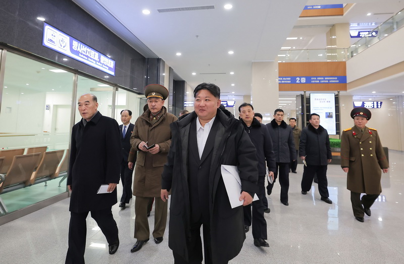 Ким Чен Ын осматривает Пхеньянскую объединенную больницу в преддверии ее ввода в эксплуатацию. Февраль 2025 года.