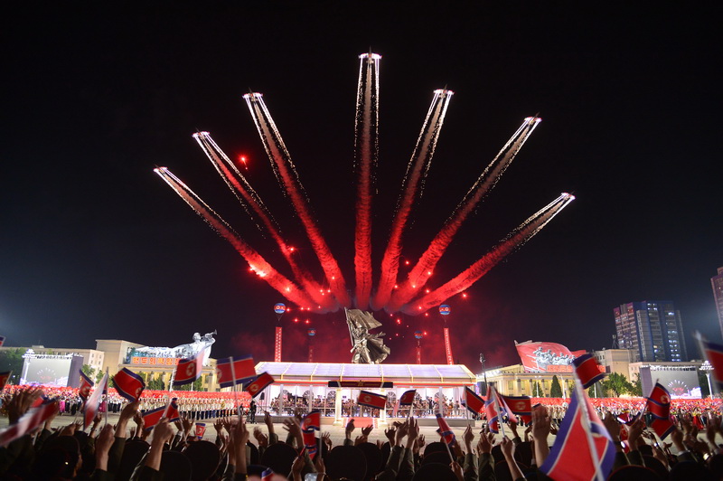 Боевые самолеты пролетают над площадью военного парада в честь 70-летия Победы в Отечественной освободительной войне. Июль 2023 года.