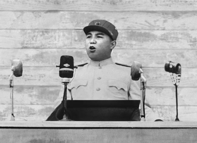 Великий вождь товарищ Ким Ир Сен на митинге жителей Пхеньяна, посвященном Победе в Отечественной освободительной войне. Июль 1953 года.