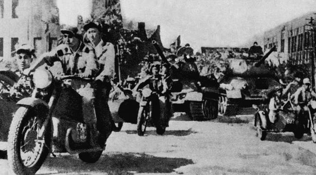 Механизированные войска КНА в городе Тэчжоне.