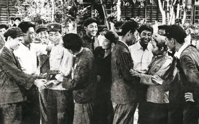 Преподаватели, сотрудники и студенты Политехнического института им. Ким Чака (в том время) встречают воинов, отозванных с фронта в родной вуз.