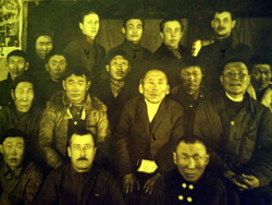 Повстанческий отряд - в центре наверху Павел Карамзин - командующий тунгусов (нажмите, чтобы увеличить)