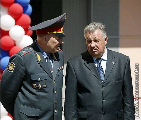 Дальневосточный полпред Виктор Ишаев (на фото справа) намерен бороться с коррупцией с привлечением представителей всех активных слоев общества