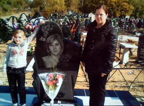 Биробиджан. Кладбище. Похоронили Сашу 25 мая с.г. (на фото у памятника: справа мама, слева сестра)/ Нажмите, чтобы УВЕЛИЧИТЬ (нажмите, чтобы увеличить)