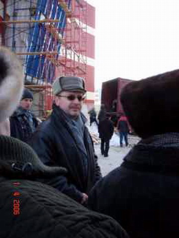 Подполковник милиции Сергей Эпов возле строящегося ТЦ «Гранд-Сити», апрель 2006 года.