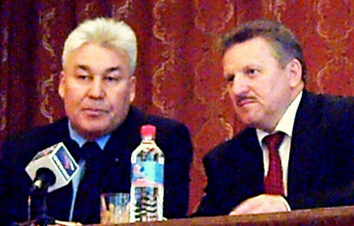 Виктор Корякин (слева) на встрече с губернатором забыл даже о резолюции