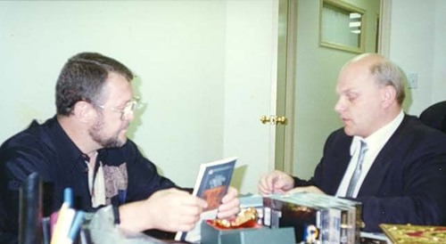 Октябрь 1994 г. Нью-Йорк. Беседа Владимира Податева (справа, живет сейчас в Хабаровске) с известным вором в законе Вячеславом Иваньковым (Япончиком).