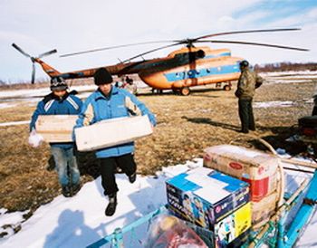 Вертолет доставил в Парень около двух тонн продуктов питания. Фото: Виктор Гуменюк