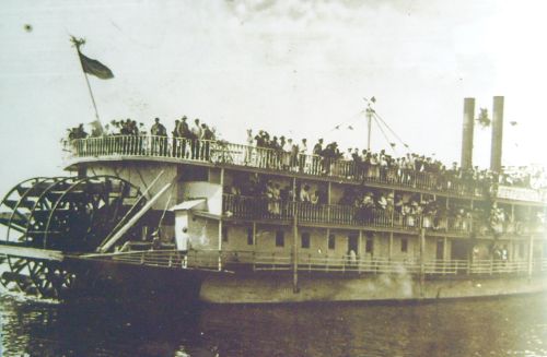 Амур- пароход Петроградъ - 20 век - на нем был пассажиром Антон Чехов