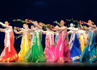 Артисты ансамбля Мансудэ исполняли песню «Тоска по родине» и дали революционную оперу «Цветочница»