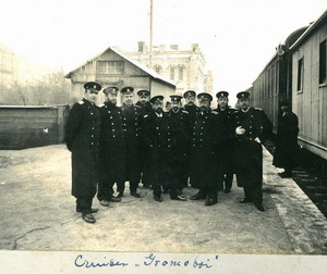 Офицеры крейсера «Громобой» на перроне владивостокского вокзала. Нажмите, чтобы УВЕЛИЧИТЬ (нажмите, чтобы увеличить)