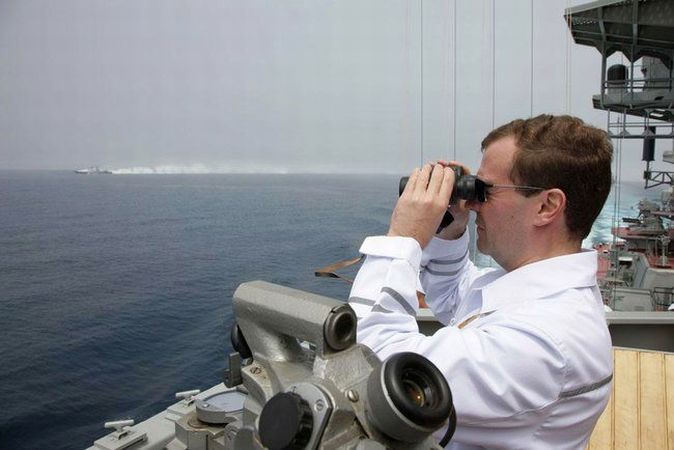 Д. Медведев на борту атомного ракетного крейсера «Пётр Великий».