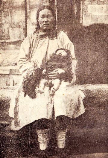 Удэхейская женщина с р. Кусун. Костюм туземный, обувь китайская стр. 47.