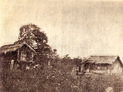 Гольдская фанзочка и рядом типичный амбарчик на сваях, р. Иман. стр. 49